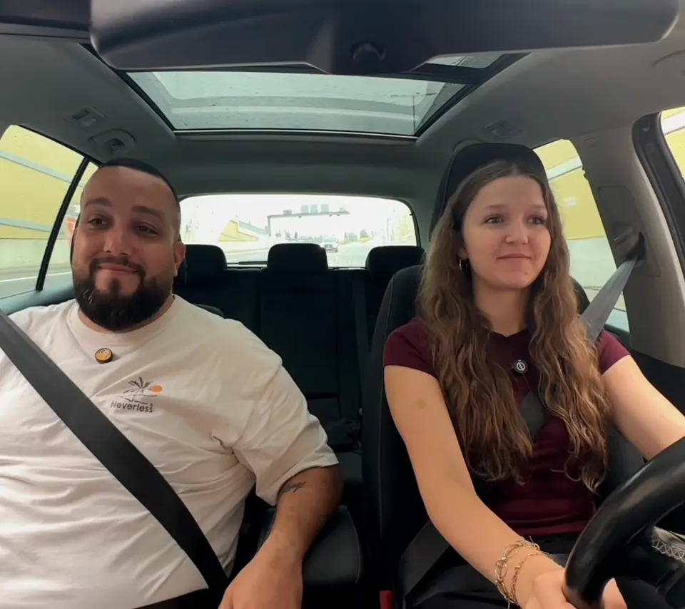 Tolga und eine entspannte Fahrschülerin auf der Autobahn