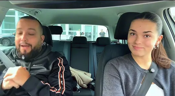 Tolga erklärt einer Fahrschülerin den Ablauf der Prüfungsfahrt