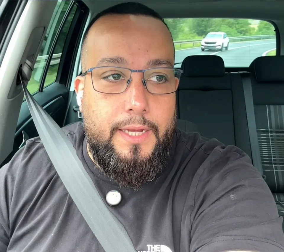Tolga erklärt im Auto auf der Autobahn